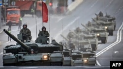 Ruski tenkovi T-90M prolaze centrom Moskve na probi povodom Dana pobjede 9. maja, 3. maja 2025.